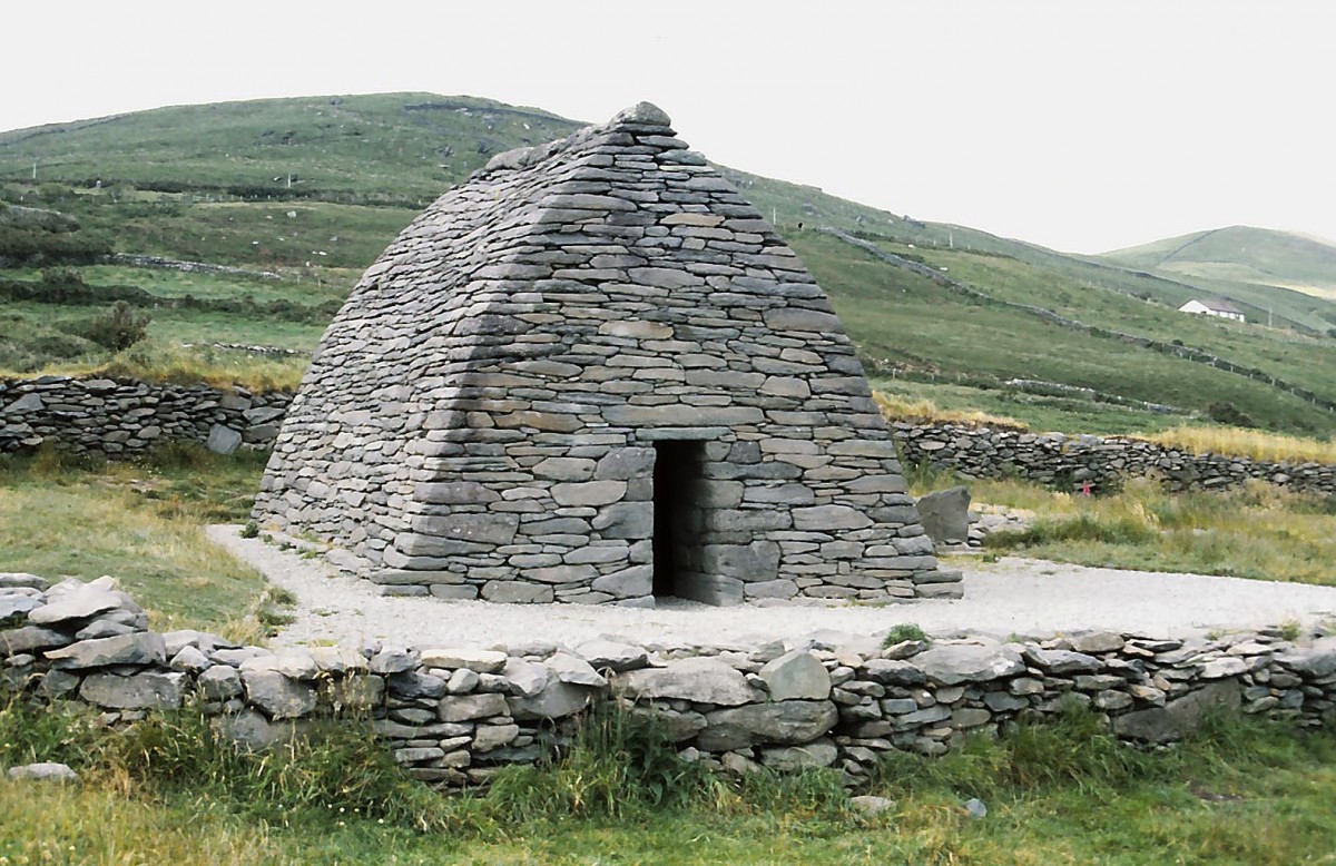 Gallarus Oratory auf der Dingle Peninsula in County Kerry. Es ist der am besten erhaltene bootfrmige, in Trockenmauertechnik errichtete Kraggewlbebau der Insel. Aufnahme: Juli 1991