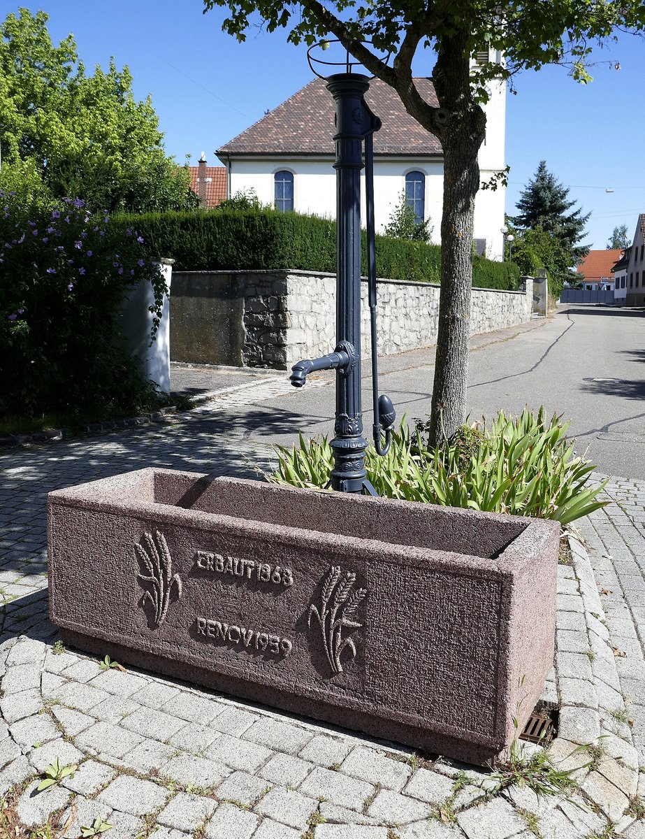 Gallenweiler, der Dorfbrunnen von 1868, wurde 1959 renoviert, Aug.2019