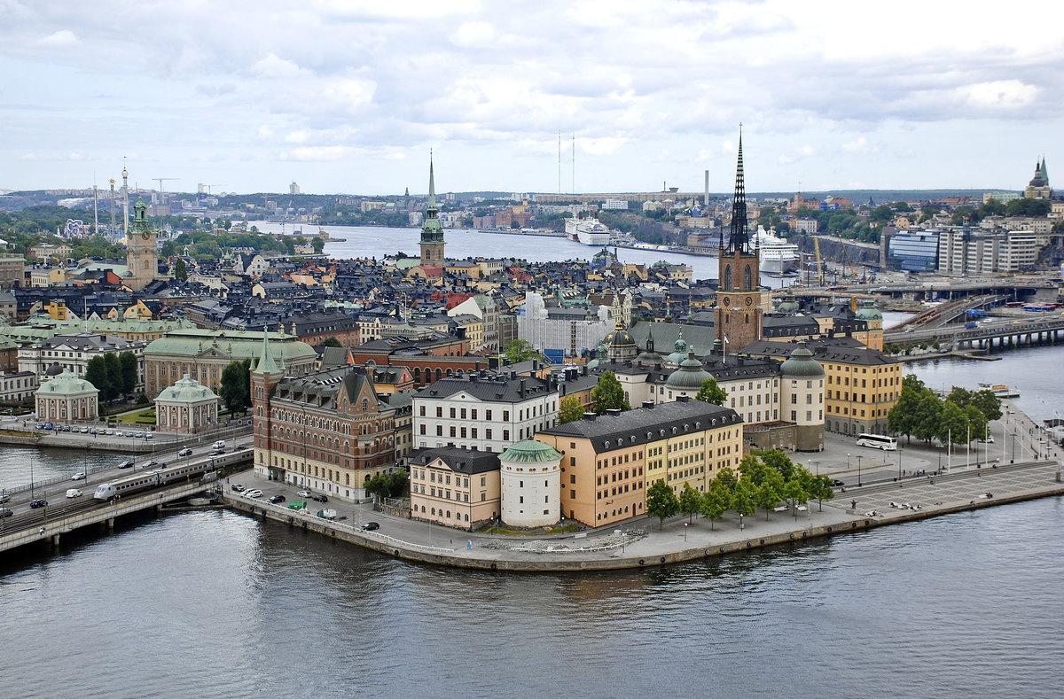 Gamla stan (schwedisch; eigentlich gamla staden, die Altstadt) ist die auf der Insel Stadsholmen gelegene Altstadt der schwedischen Hauptstadt Stockholm. Sie liegt im Stadtbezirk Sdermalm. Aufnahme: 25. Juli 2017.