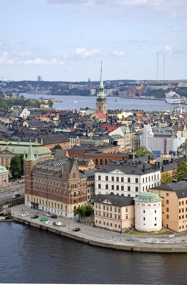 Gamla Stan in Stockholm vom Rathausturm (Rdhustornet) aus gesehen. Stockholm liegt am Ausfluss des Sees Mlaren in die Ostsee, dem Riddarfjrden. Der See erstreckt sich 120 Kilometer nach Westen ins Landesinnere.
Aufnahme: 25. Juli 2017. Wasser macht etwa 30 Prozent der Stadtflche aus.