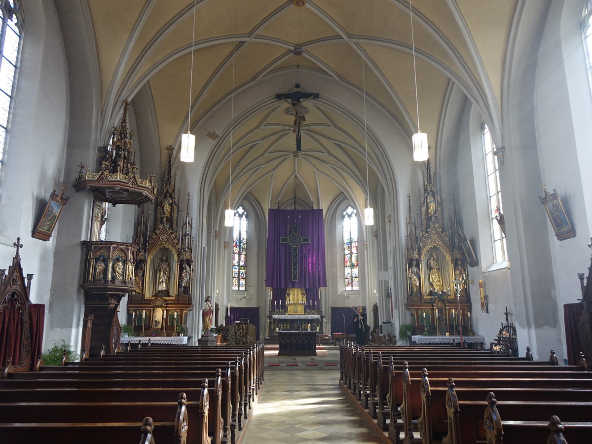 Gammelsdorf, neogotischer Innenraum der St. Vitus Kirche, Altar und Kanzel von Joseph Elsner, Glasfenster von 1880 (20.03.2016)