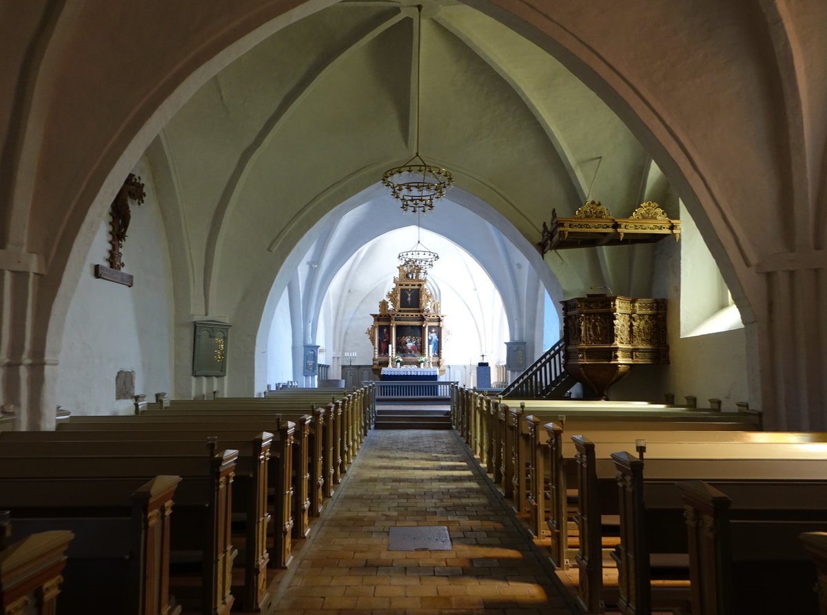 Gamtofte, Altar und Kanzel in der Ev. Kirche,  das Renaissance- Altarbild stammt aus dem Jahr 1589, Kanzel von 1597 (06.06.2018)
