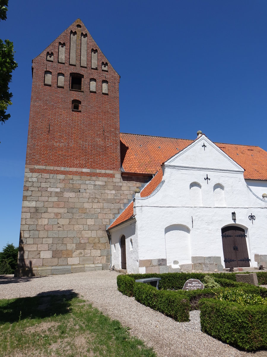 Gamtofte, Ev. Kirche, das Schiff der Kirche und der westliche Teil des Chores wurden in den 1100er Jahren gebaut, Kirchturm um 1400 (06.06.2018)