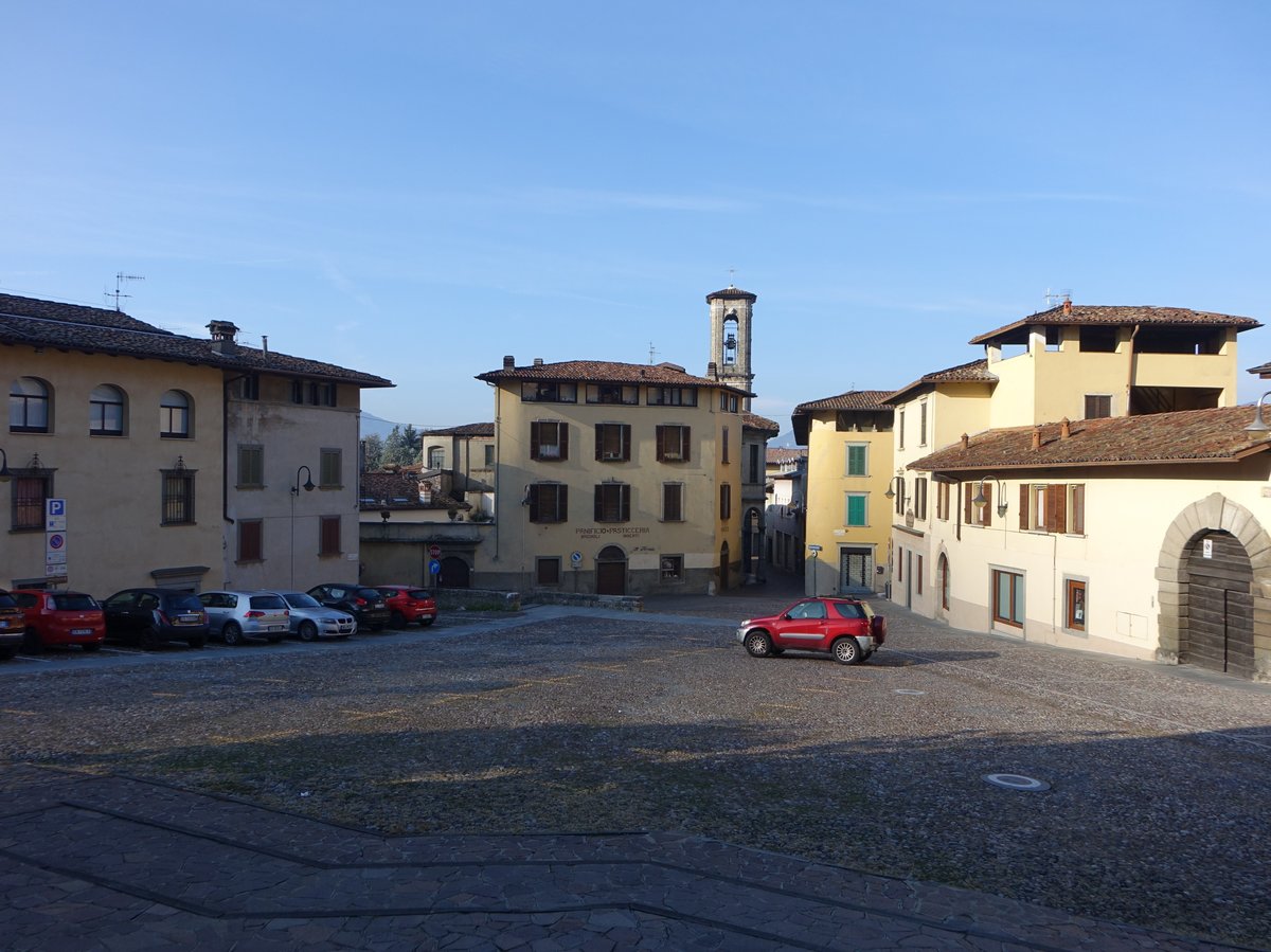 Gandino, Rathaus an der Piazza del Castello (07.10.2018)