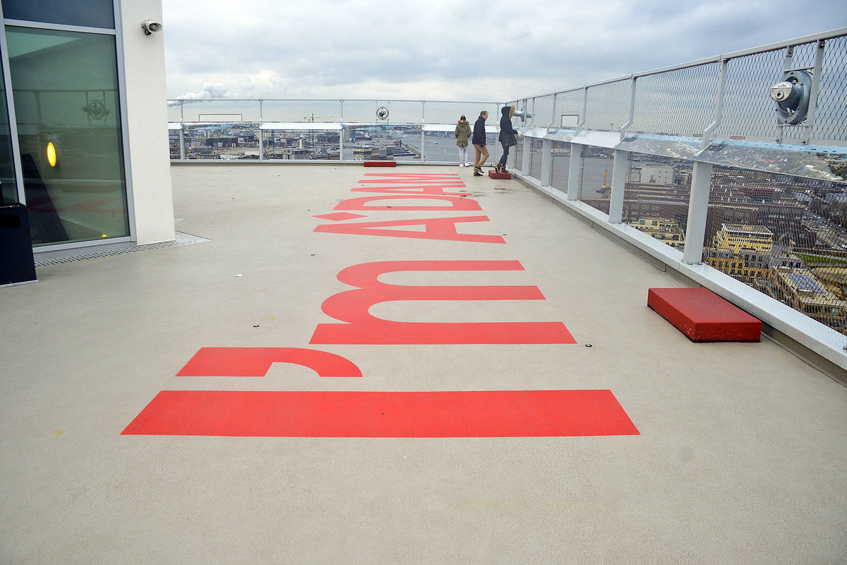 Ganz oben auf A'dam Lookout in Amsterdam. Aufnahme: 3. Januar 2017.