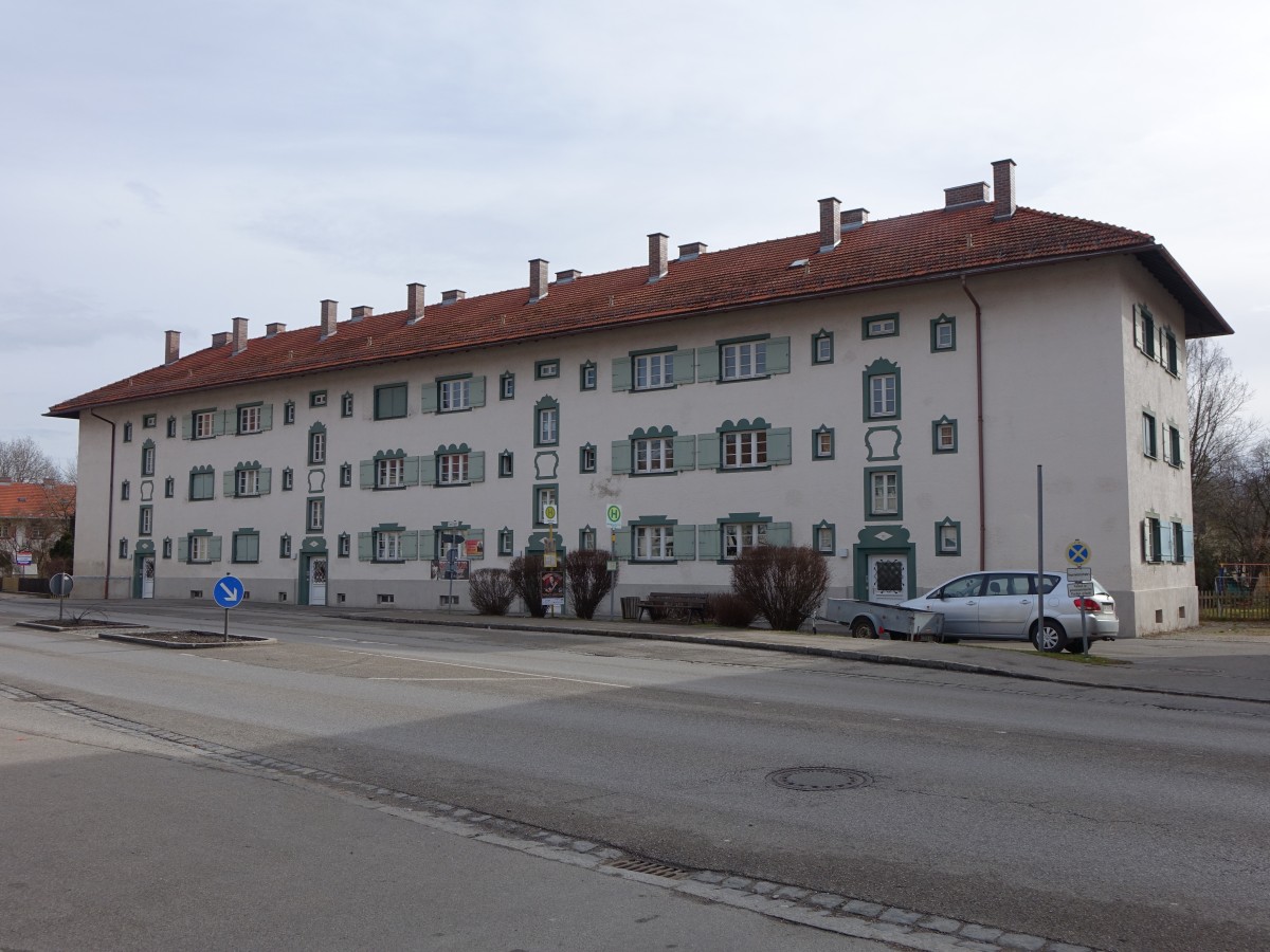 Garching a. d. Alz, Mietshaus der ehem. SKW Werkssiedlung am Janischplatz, erbaut von 1923 bis 1924 von Otto Rudolf Salvisberg im expressionistischen Heimatstils (14.02.2016)