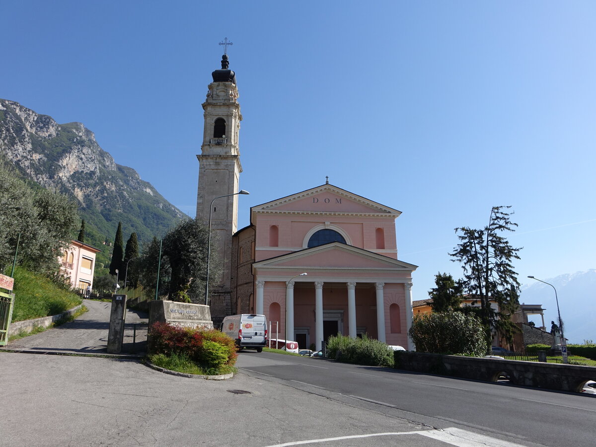 Gargnano, Pfarrkirche San Martino, erbaut im 18. Jahrhundert durch den Architekten Antonio Perpenti (13.04.2024)