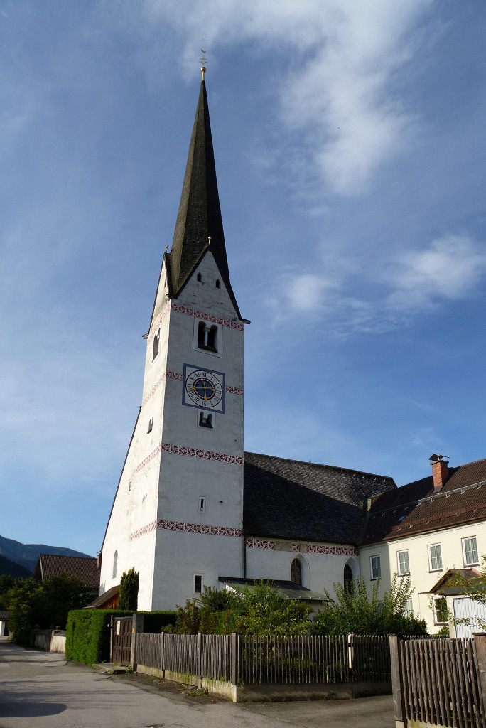 Garmisch-Partenkirchen, die Alte Pfarrkirche St.Martin in Garmisch, geht zurck auf das 13.Jahrhundert, Aug.2014
