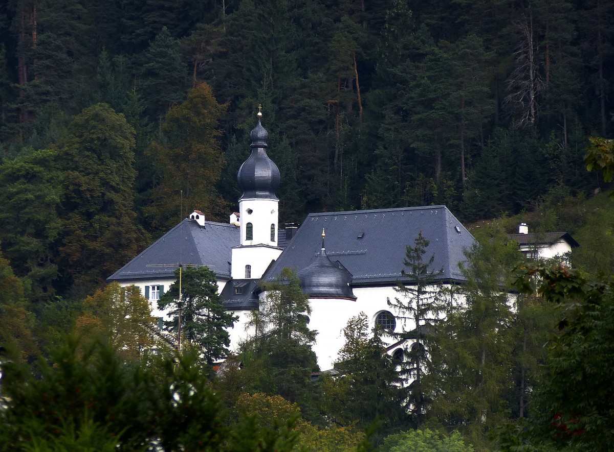 Garmisch-Partenkirchen, Blick vom Ort zur Wallfahrtskirche St.Anton am Fue des Wank, Sept.2014