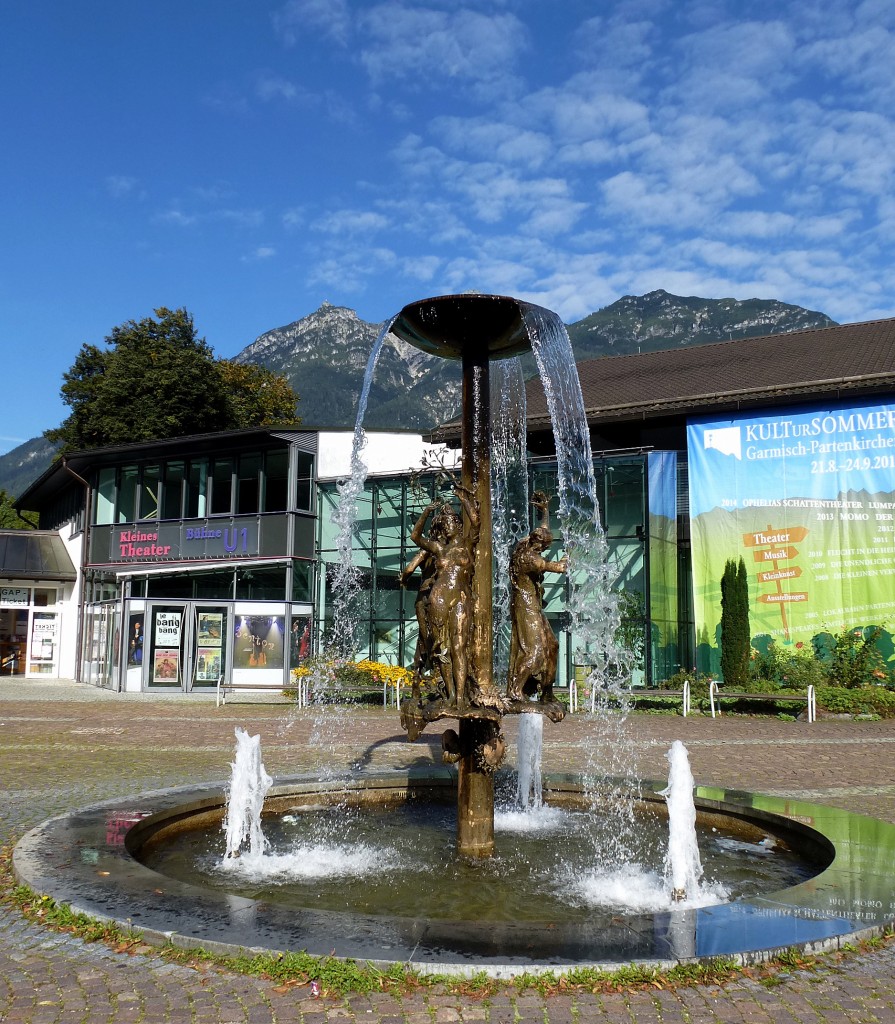 Garmisch-Partenkirchen, der Brunnen vor dem Kongresszentrum, Sept.2014