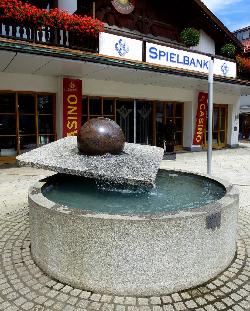 Garmisch-Partenkirchen, der Brunnen vor dem Spielcasino, Aug.2014