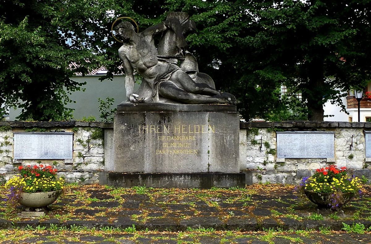 Garmisch-Partenkirchen, das Denkmal für die Gefallenen der Weltkriege auf dem ehemaligen Friedhof an der St.Sebastian-Kapelle, Aug.2014