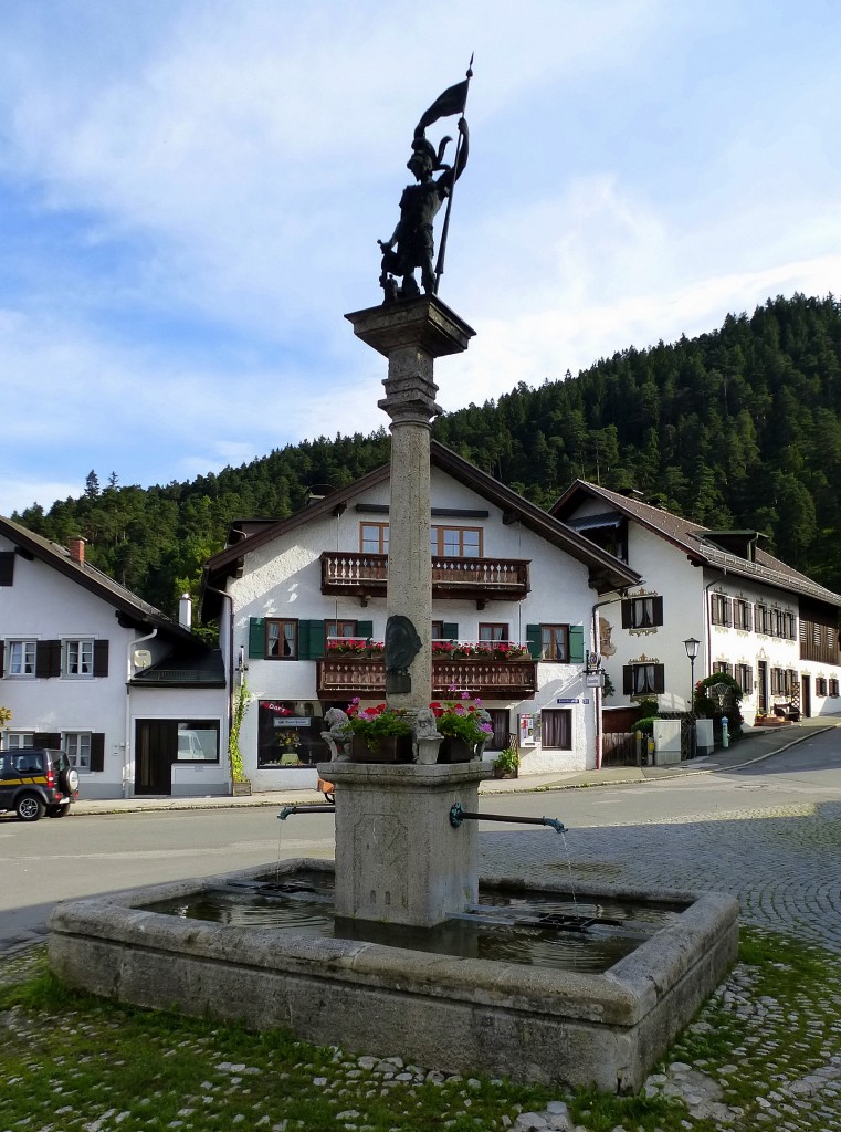 Garmisch-Partenkirchen, der Floriansbrunnen von 1899 auf dem Floriansplatz, Aug.2014