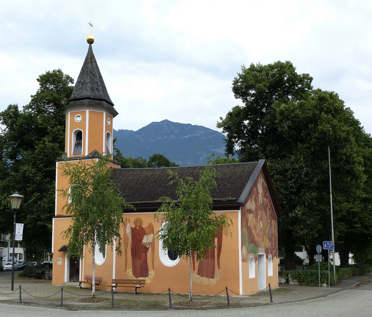 Garmisch-Partenkirchen, die Kapelle St.Sebastian wurde 1637 am Pestfriedhof eingeweiht, ltester erhaltener Kirchenbau in Partenkirchen, das Auen-Fresko stammt von Joseph Wackerle von 1950, Aug.2014