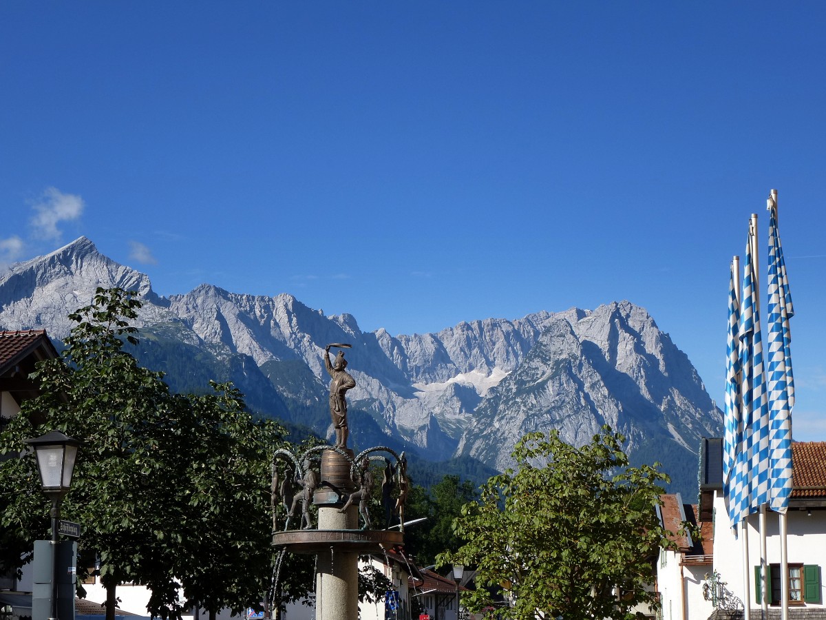Garmisch-Partenkirchen, die Krone des Schfflerbrunnens vor der Bergkulisse des Zugspitzmassivs, Aug.2014
