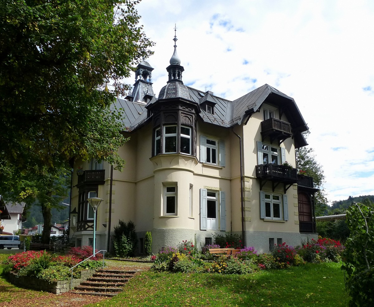 Garmisch-Partenkirchen, im Kurpark Partenkirchen steht die 1908 erbaute Sommerresidenz des Komponisten Richard Strau, seit 1999 Richard-Strau-Institut, Sept.2014