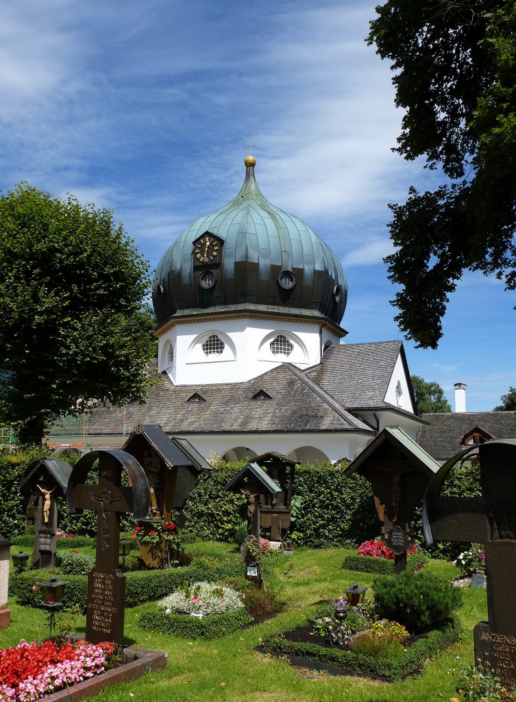 Garmisch-Partenkirchen, der Partenkirchener Friedhof mit Kirche und Aussegnungshalle, Aug.2014