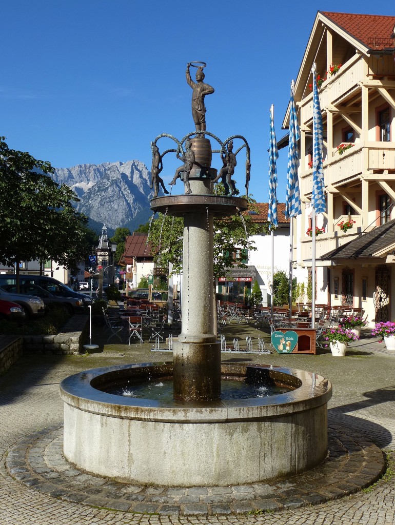 Garmisch-Partenkirchen, der Schffler-Brunnen vor dem Hotel  Drei Mohren , zeigt den Partenkirchener Schfflertanz, Aug.2014