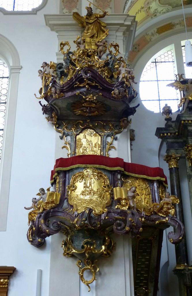 Garmisch-Partenkirchen, die schmuckvolle Kanzel in der Kirche St.Martin, Aug.2014