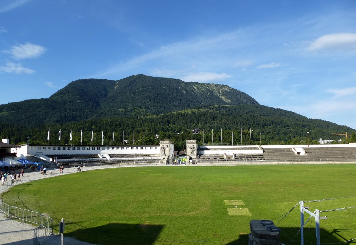 Garmisch-Partenkirchen, Teil des Olympiastadions mit dem linken Seitentor, im Hintergrund der 1780m hohe Wank, Aug.2014