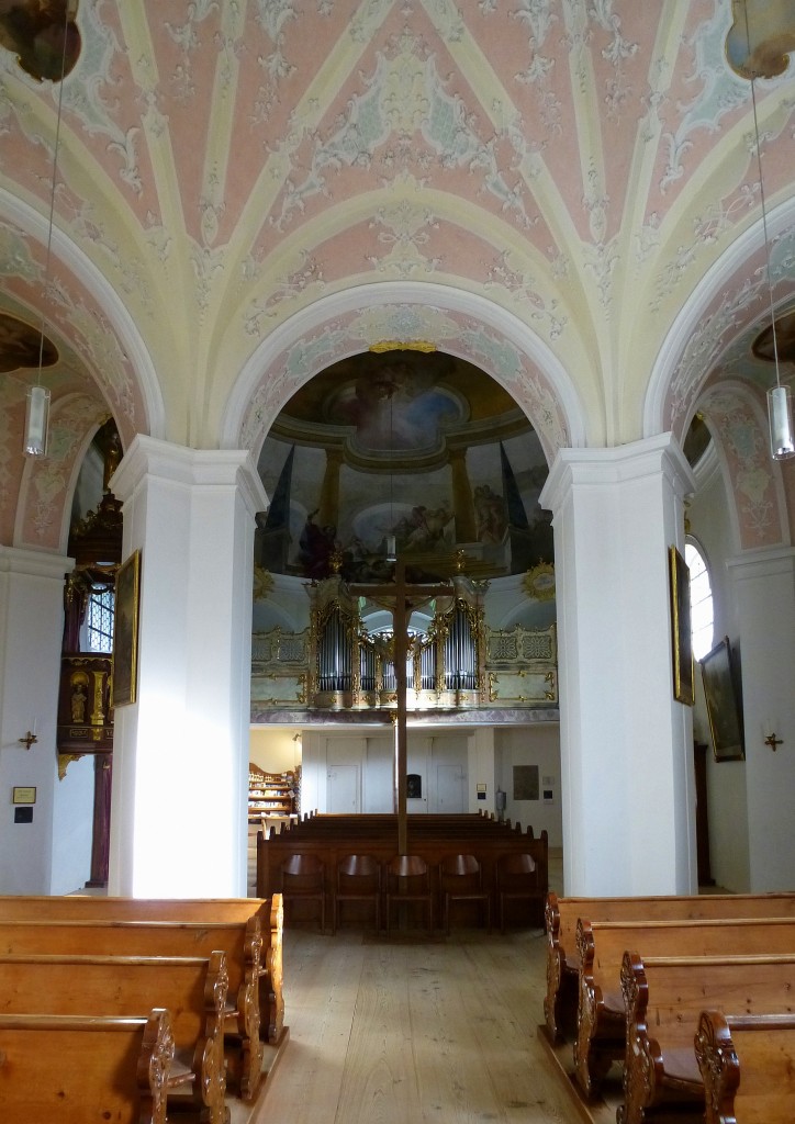 Garmisch-Partenkirchen, Wallfahrtskirche St.Anton, Blick aus dem vorderen Kirchenraum in den hinteren mit der Orgel, Aug.2014