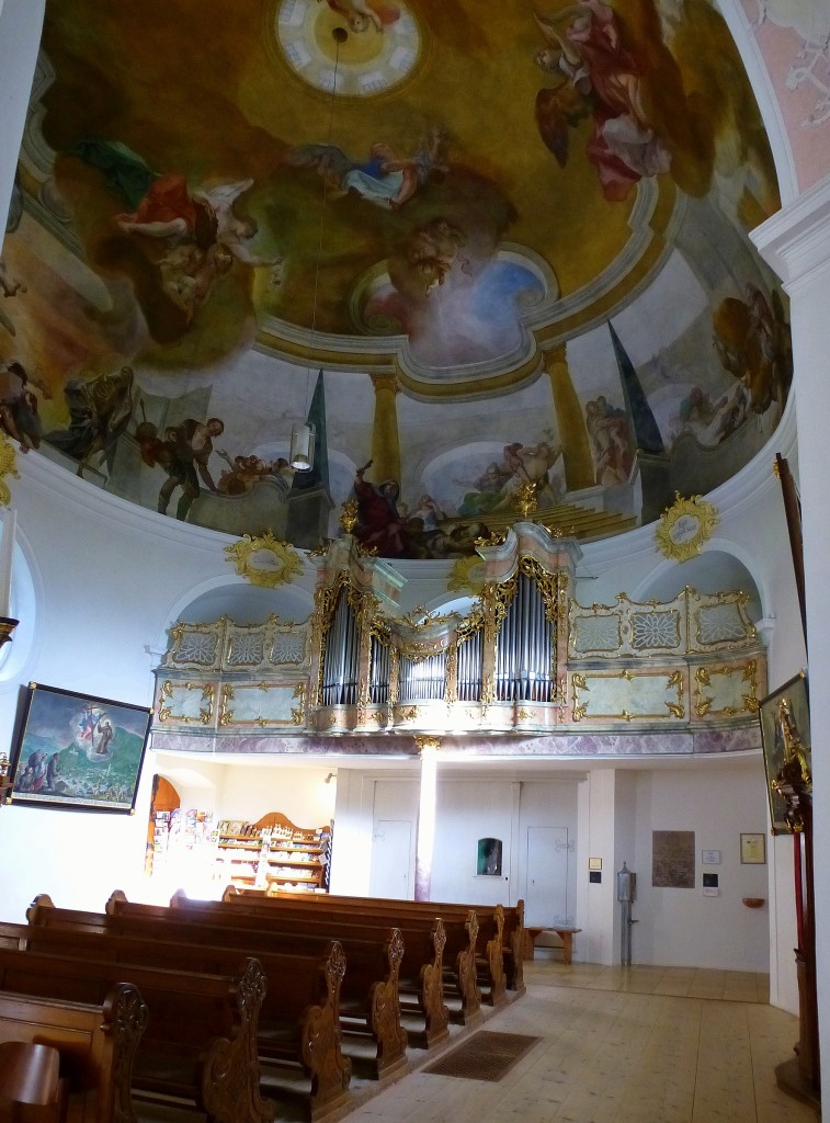 Garmisch-Partenkirchen, Wallfahrtskirche St.Anton, Blick zur Orgelempore und zum Deckenfresko von 1736, einzig erhaltenes Deckengemlde des Sdtiroler Malers Johann Holzer, Aug.2014