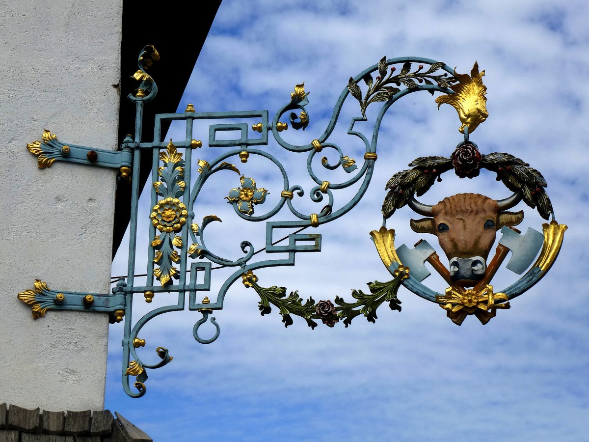 Garmisch-Partenkirchen, Zunftschild an einer Metzgerei/Fleischerei, Sept.2015