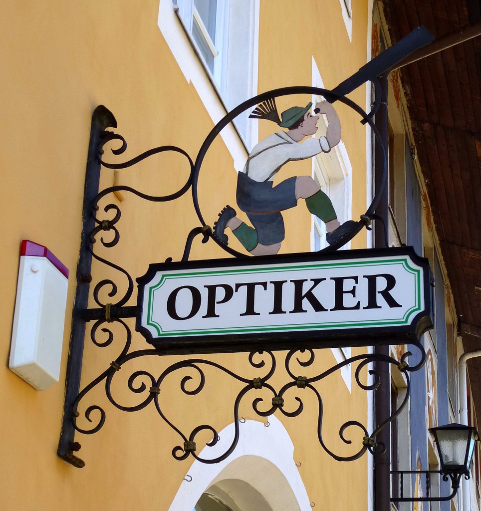 Garmisch-Partenkirchen, Zunftschild eines Optikers, Aug.2014