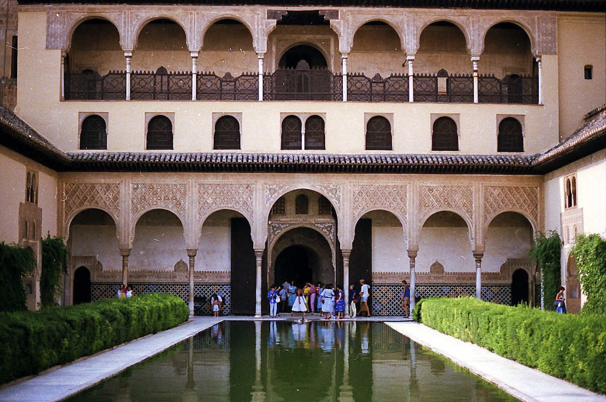 Garten- und Teichbereich der Stadtburg Alhambra in Granada. Aufnahme: Juli 1986.