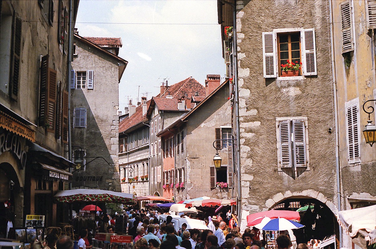 Gasse in der Altstadt von Annecy. Aufnahme: Juli 1986 (digitalisiertes Negativfoto).