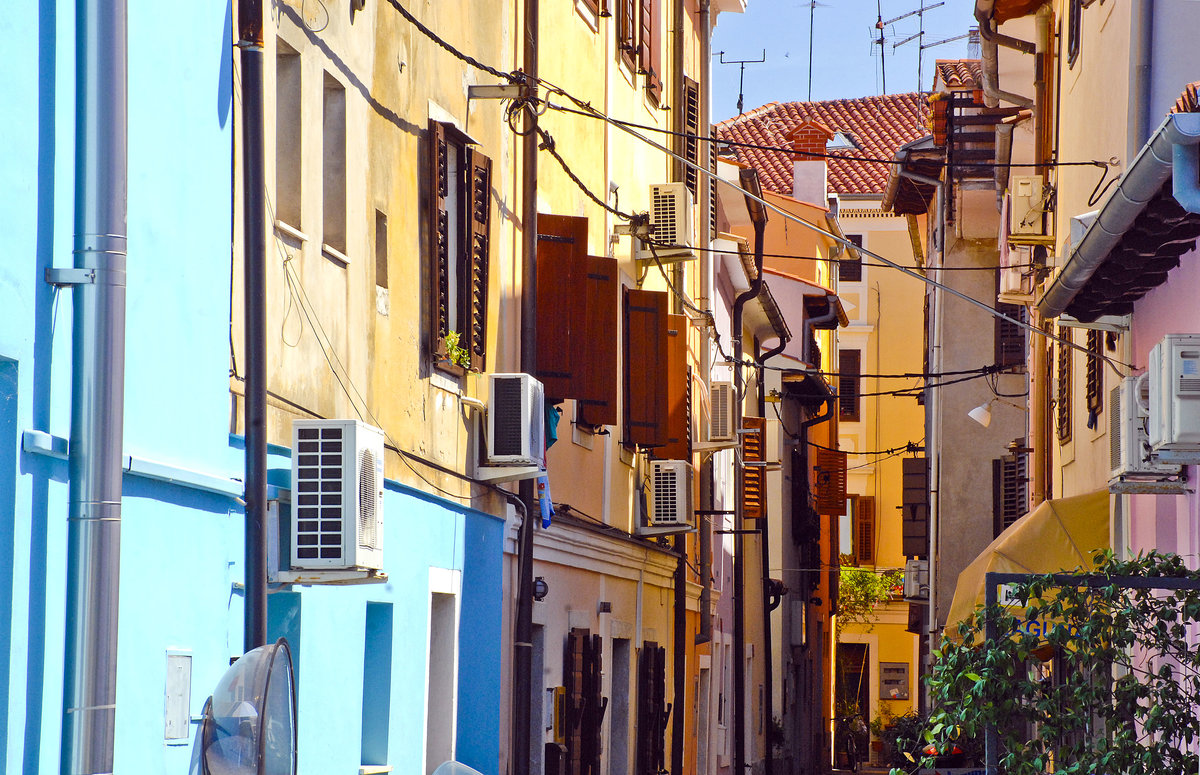 Gasse in der Altstadt von Izola. Aufnahme: 29. August 2016.