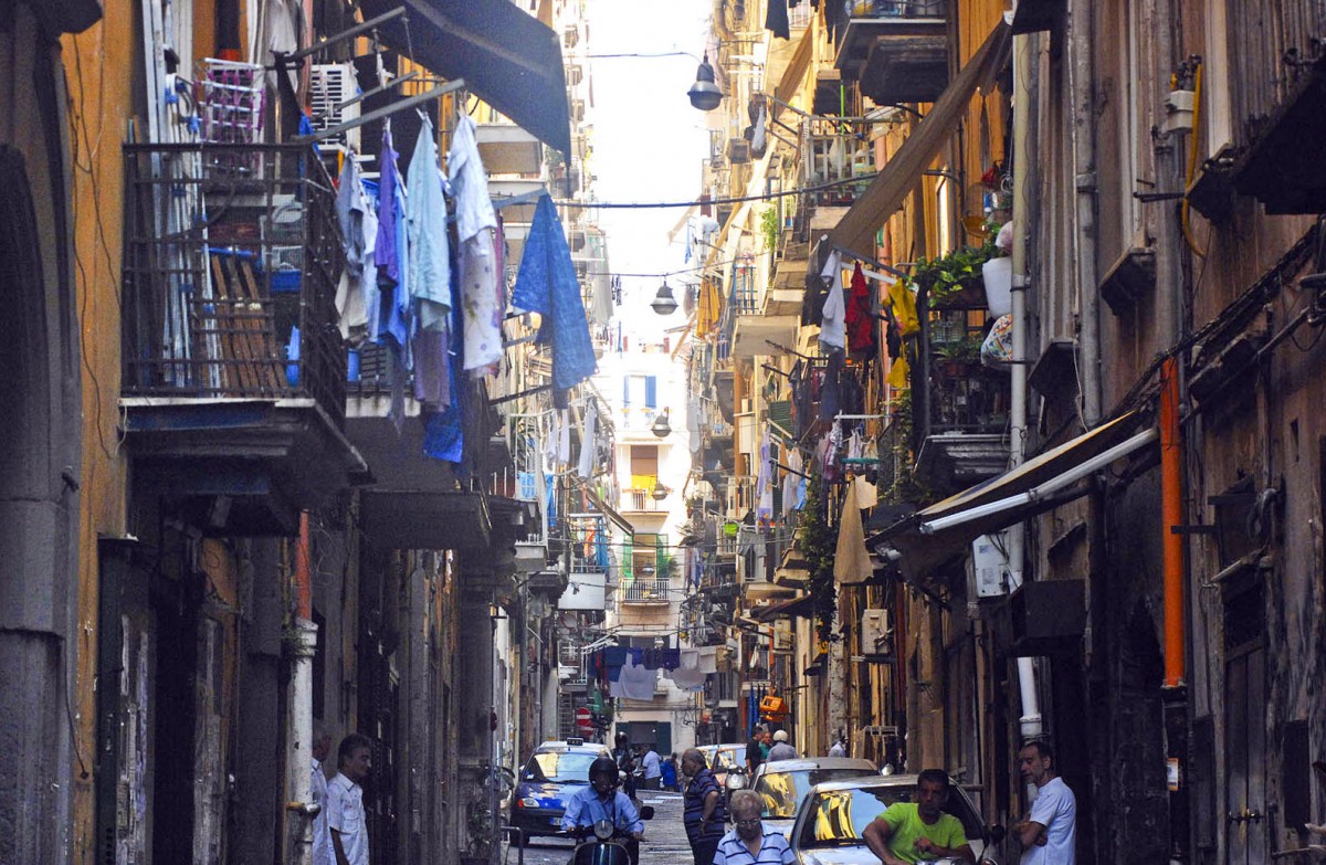 Gasse in der Altstadt von Neapel / Napoli. Aufnahme: Juli 2011.