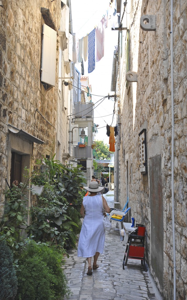 Gasse in der Altstadt von Trogir. Aufnahme: Juli 2009.
