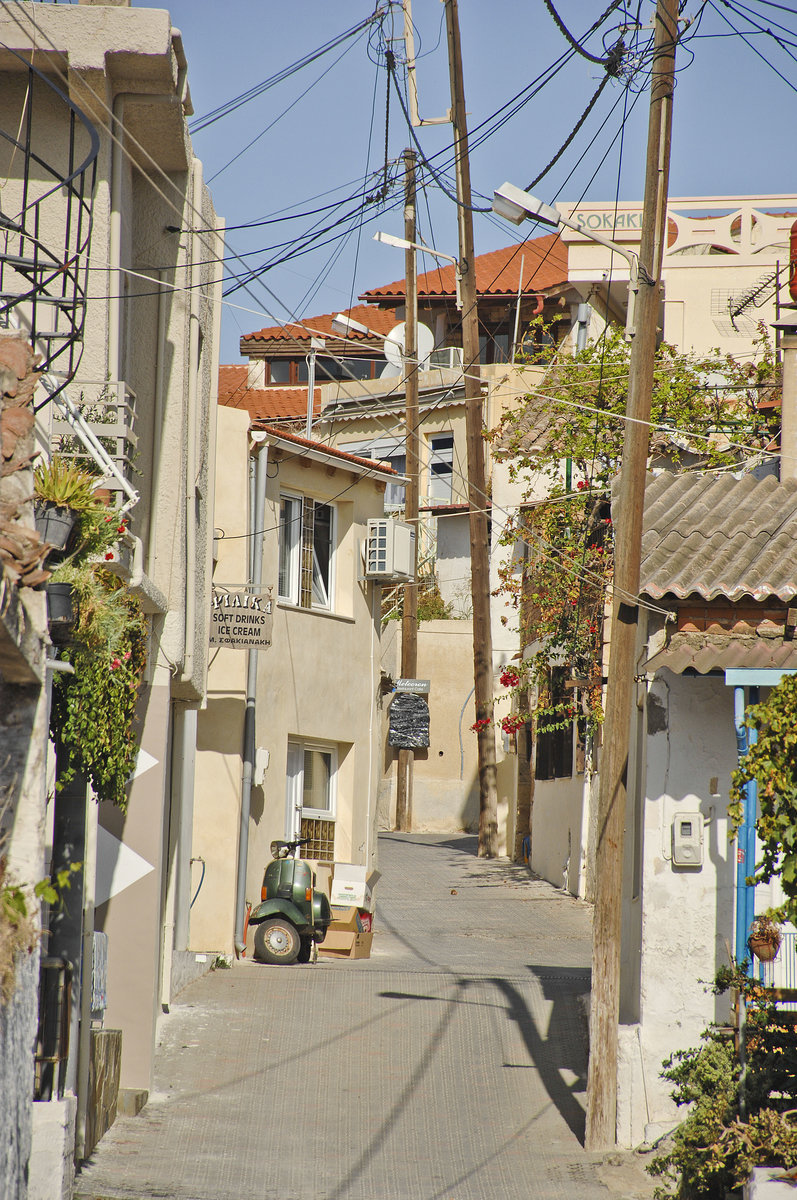 Gasse am Old Platanias auf Kreta. Aufnahme: 22. Oktober 2016.