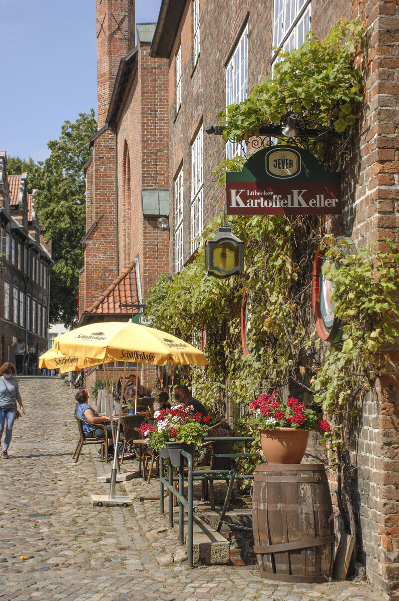 Gasse am Heiligen-Geist-Hospital in der Lbecker Innenstadt mit dem Restaurant Kartoffel Keller. Aufnahme: 21. August 2021.