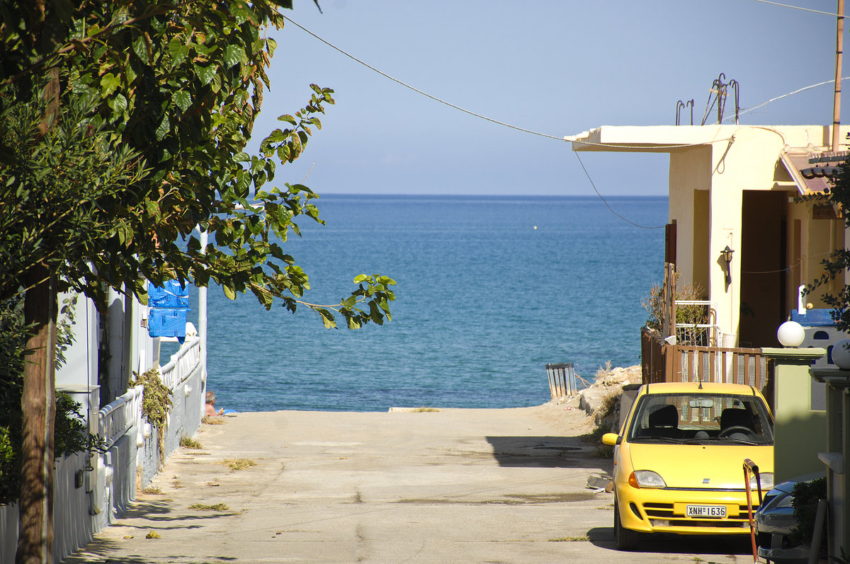 Gasse an der Strae PEO Kissamou Chanson zwischen Platanias und Agia Marina auf Kreta. 
Aufnahme: 22. Oktober 2016.