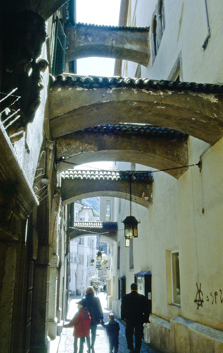 Gasse in Bozen (Bolzano). Bild vom Dia. Aufnahme: April 2001.