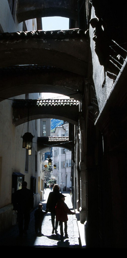 Gasse in Bozen (Bolzano) in Sdtirol. Aufnahme: April 2001 (eingescanntes Dia).