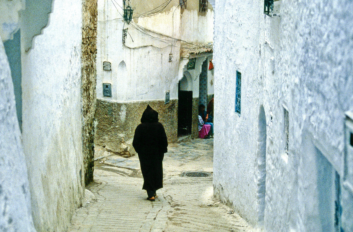 Gasse in Chefchaouen (Chaouen). Bild vom Dia. Aufnahme: November 1996.