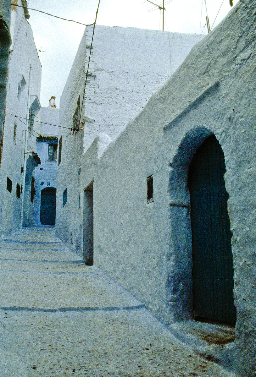 Gasse in Chefchaouen (Chaouen). Bild vom Dia. Aufnahme: November 1996.