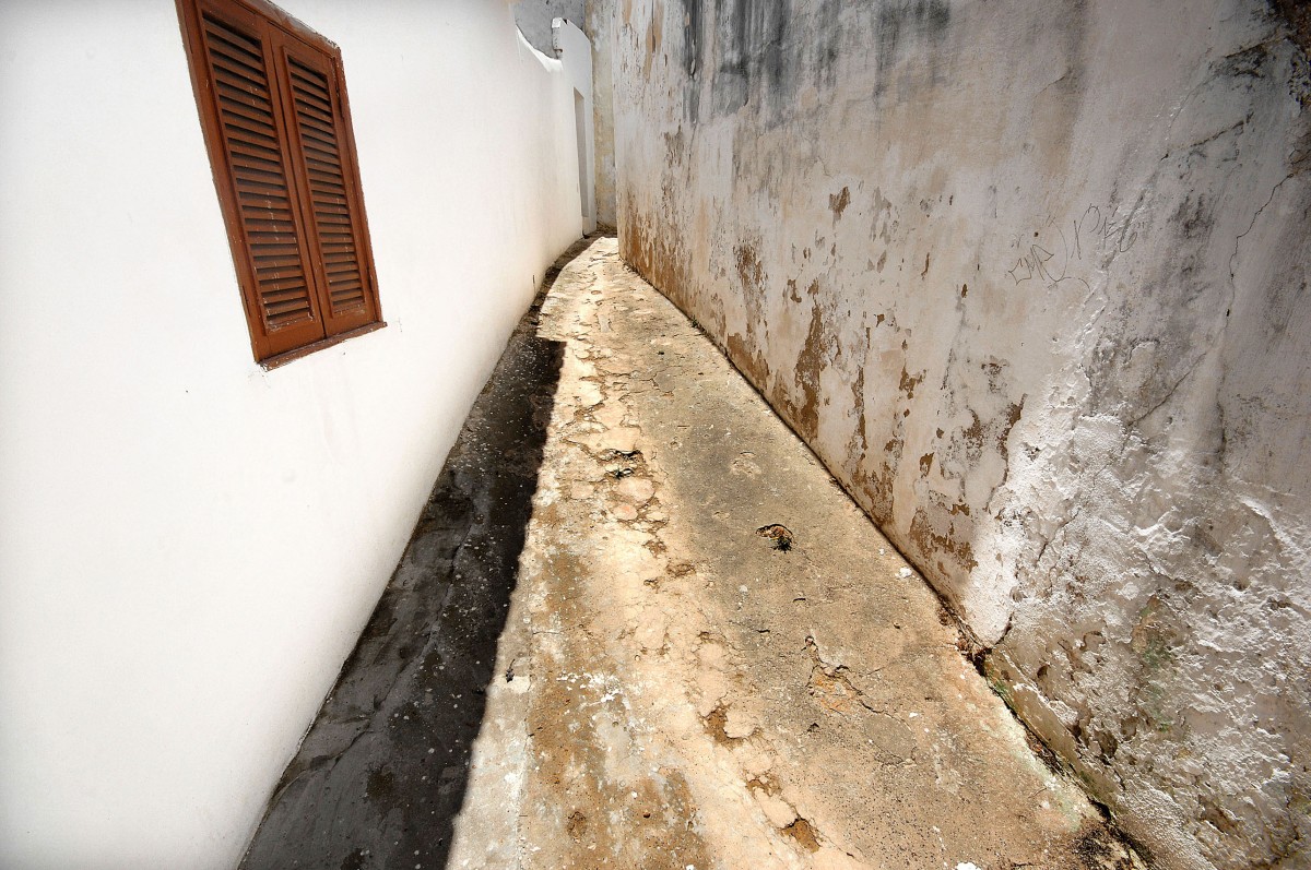 Gasse in Ferragudo an der Algarvekste. Aufnahme: Juli 2010.