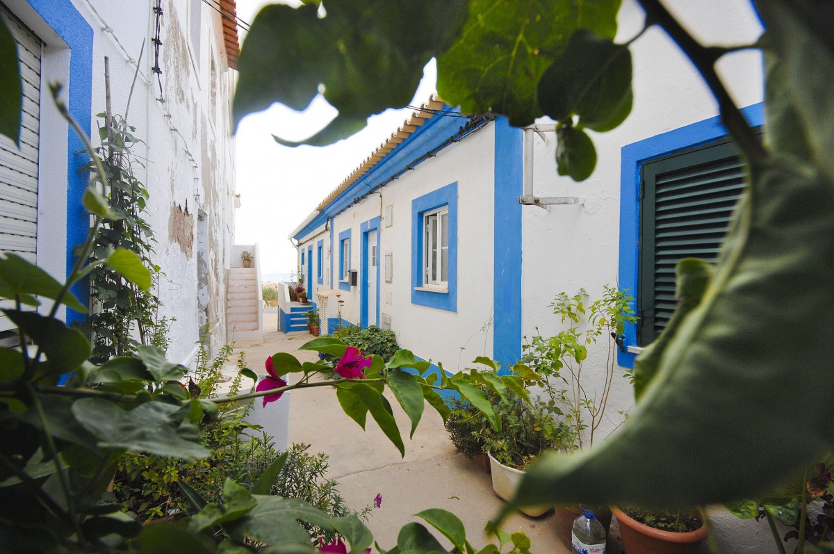 Gasse in Ferragudo an der Algarvekste. Aufnahme: Juli 2010.