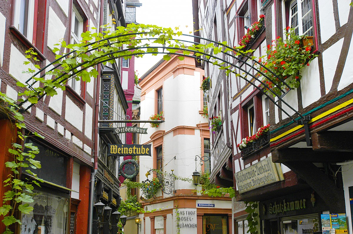 Gasse mit Fachwerk  in Bernkastel-Kues. Aufnahme: Juli 2007.