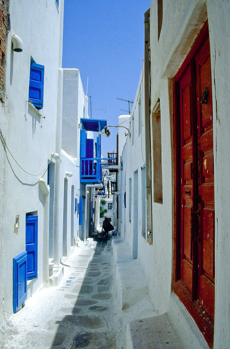 Gasse in Mykonos Stadt. Bild vom Dia. Aufnahme: Juni 1992.