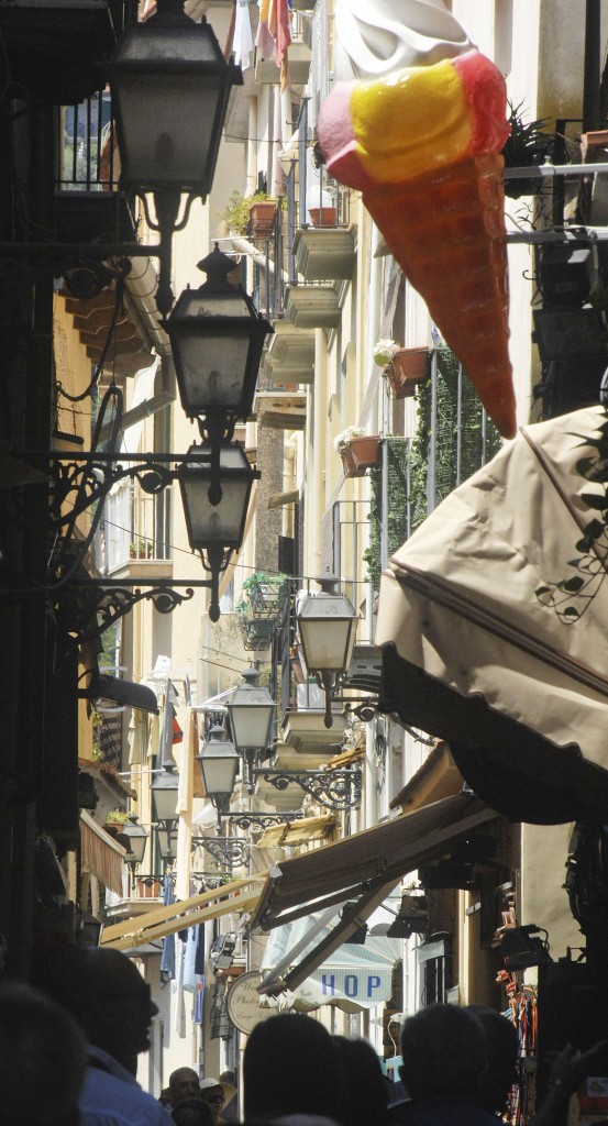 Gasse in Napoli / Neapel. Aufnahme: Juli 2011.