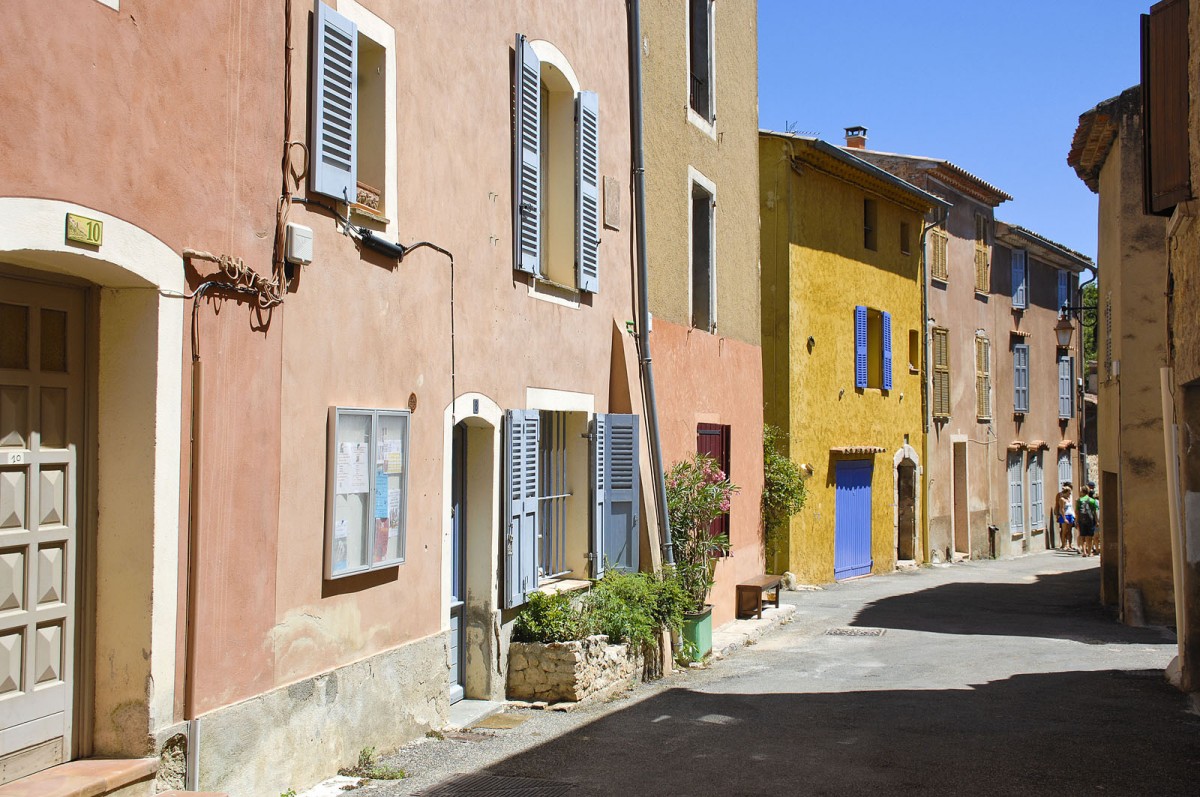 Gasse in Sillans-la-Cascade. Aufnahme: Juli 2015.