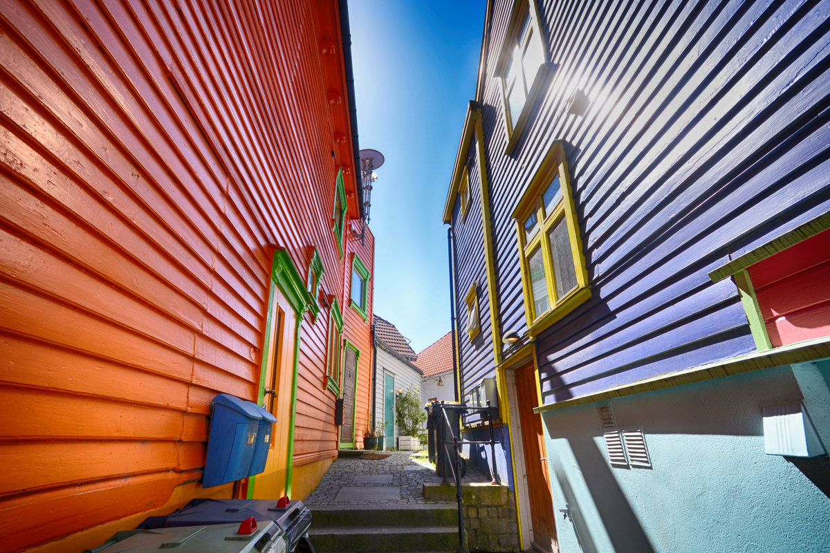 Gasse im Stadtzentrum von Stavanger in Norwegen. Stavanger ist mit rund 133.000 Einwohnern die viertgrößte Stadt Norwegens. Sie liegt in Nord-Jæren in der Fylke (Provinz) Rogaland. Aufnahme: 3. Juli 2018.