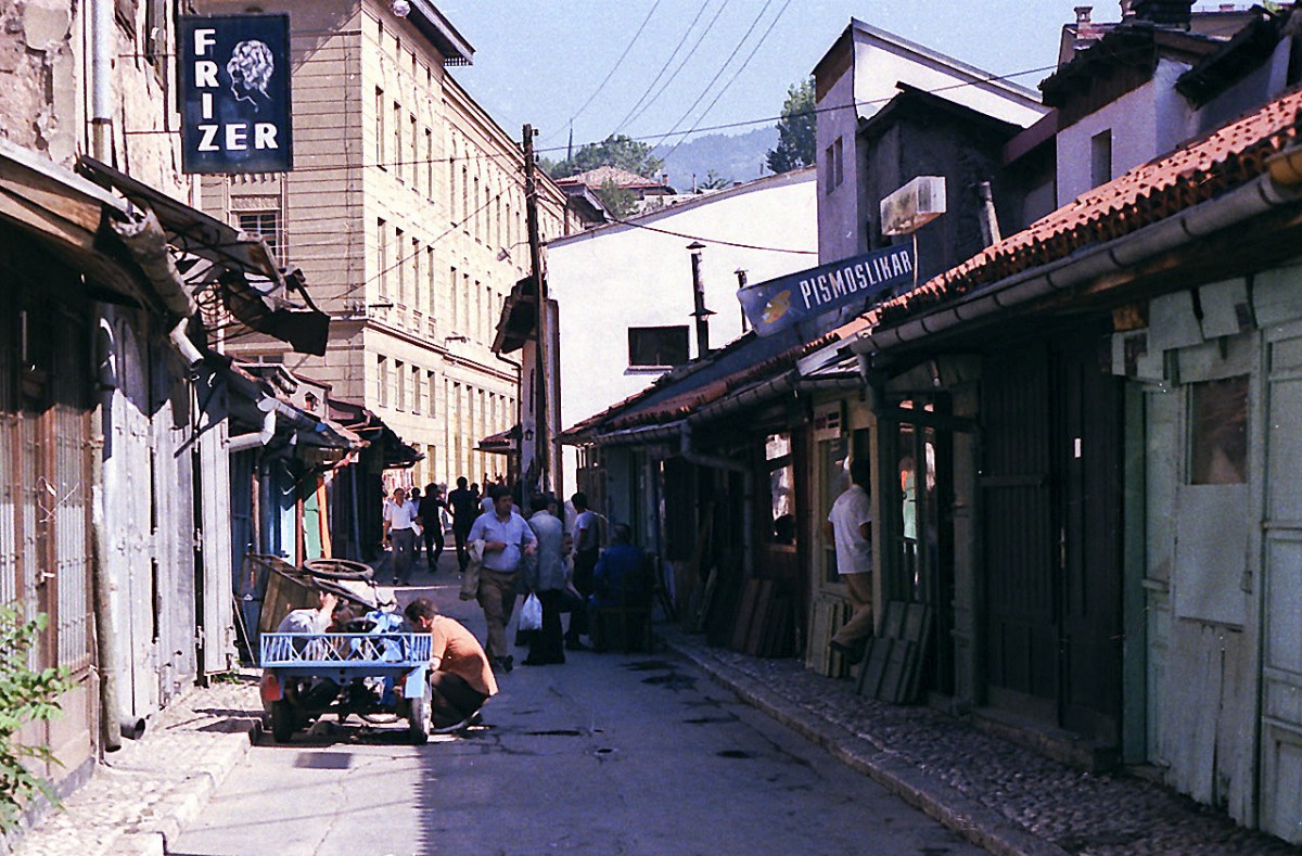Gasse in der Stari Grad (Altstadt) von Sarajevo. Aufnahme: Juli 1984 (digitalisiertes Negativfoto).