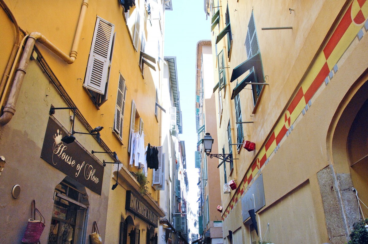 Gasse in Vieux Nice (Nizza). Aufnahme: Juli 2015.