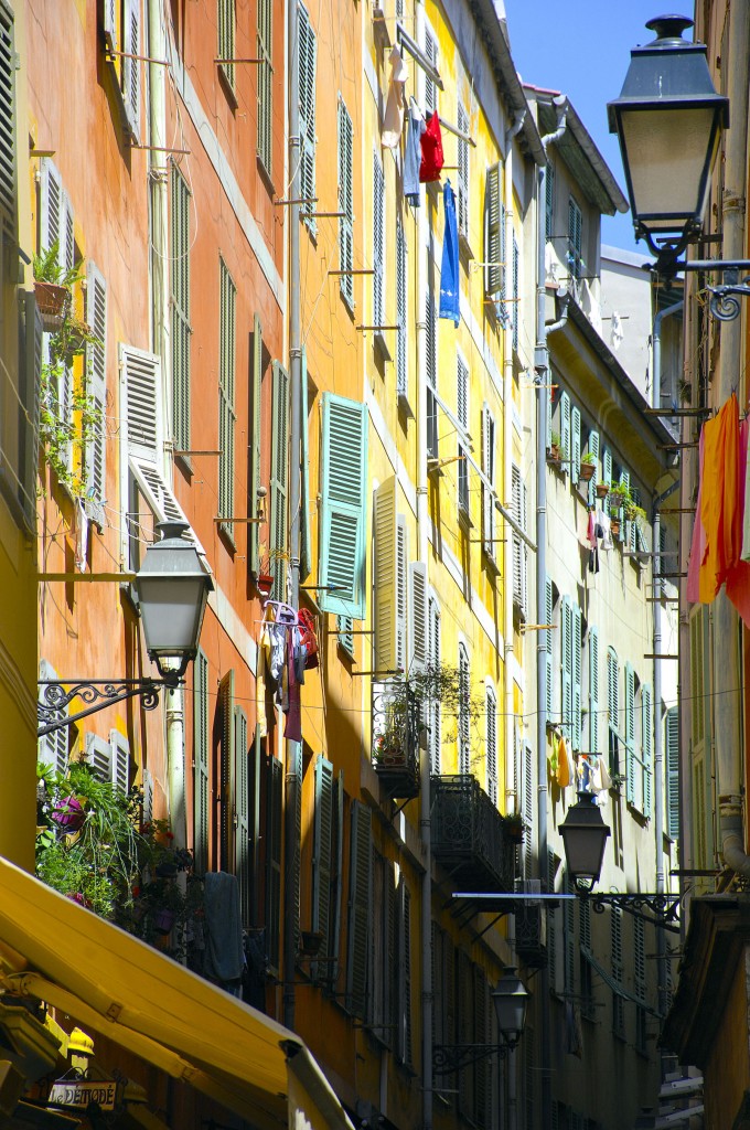 Gasse in Vieux Nice (Nizza). Aufnahme: Juli 2015.